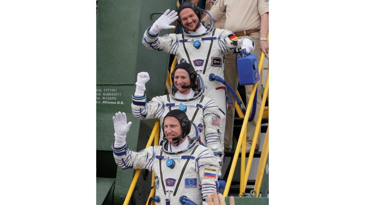 Alexander Gerst, Serena Aunon-Chancellor y Sergey Prokopyev, en su partida. DMITRI LOVETSKY