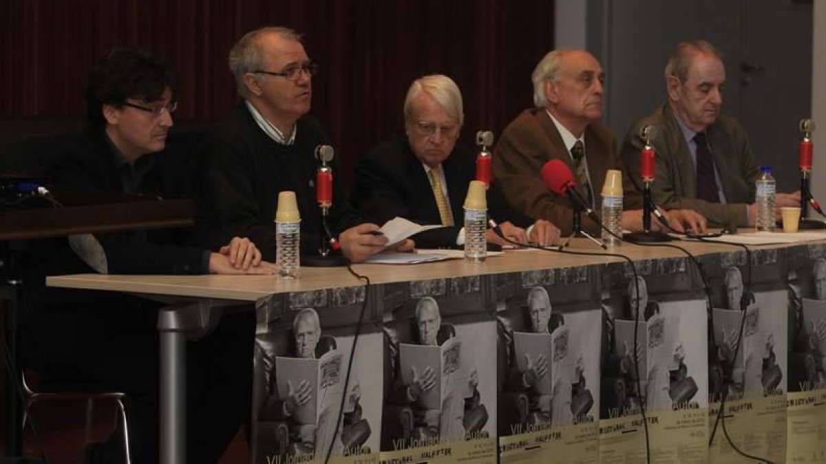 Los participantes en la mesa redonda que ayer clausuró las Jornadas de Autor del IEB.