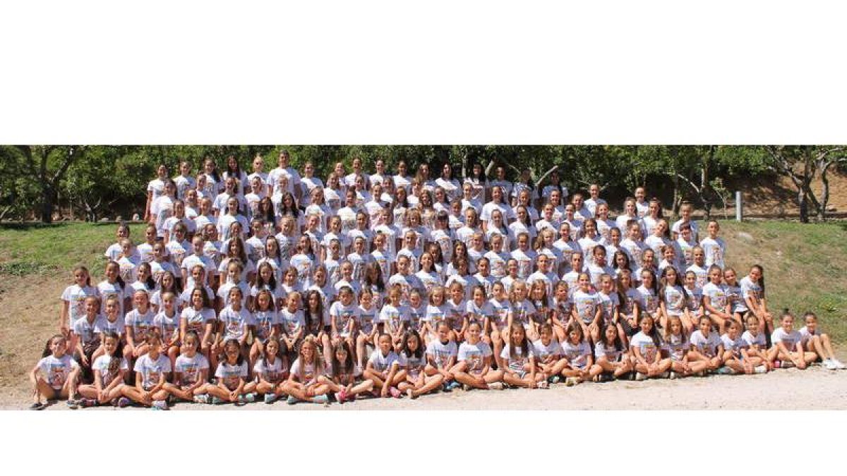 Foto de familia de las 151 niñas que conforman el campus del Club Ritmo junto a las entrenadoras y responsables de una iniciativa que vuelve a estar rodeada de éxito.