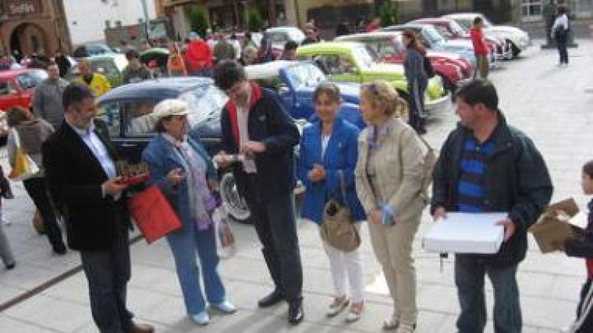 El alcalde y varios concejales, posan delante de los coches después de recorrer las calles.