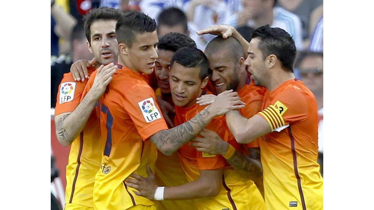 Thiago Alcántara es rodeado por sus compañeros en la celebración del primer gol del Barça.
