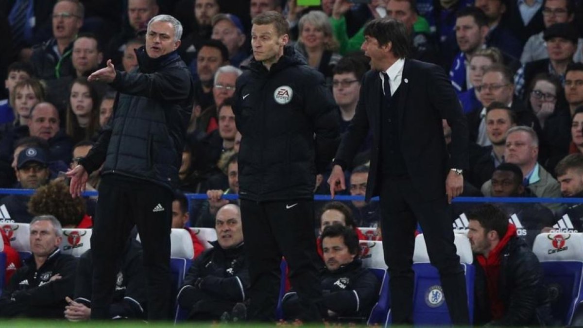 Mourinho y Conte durante el partido entre el Manchester United y el Chelsea de la FA Cup.
