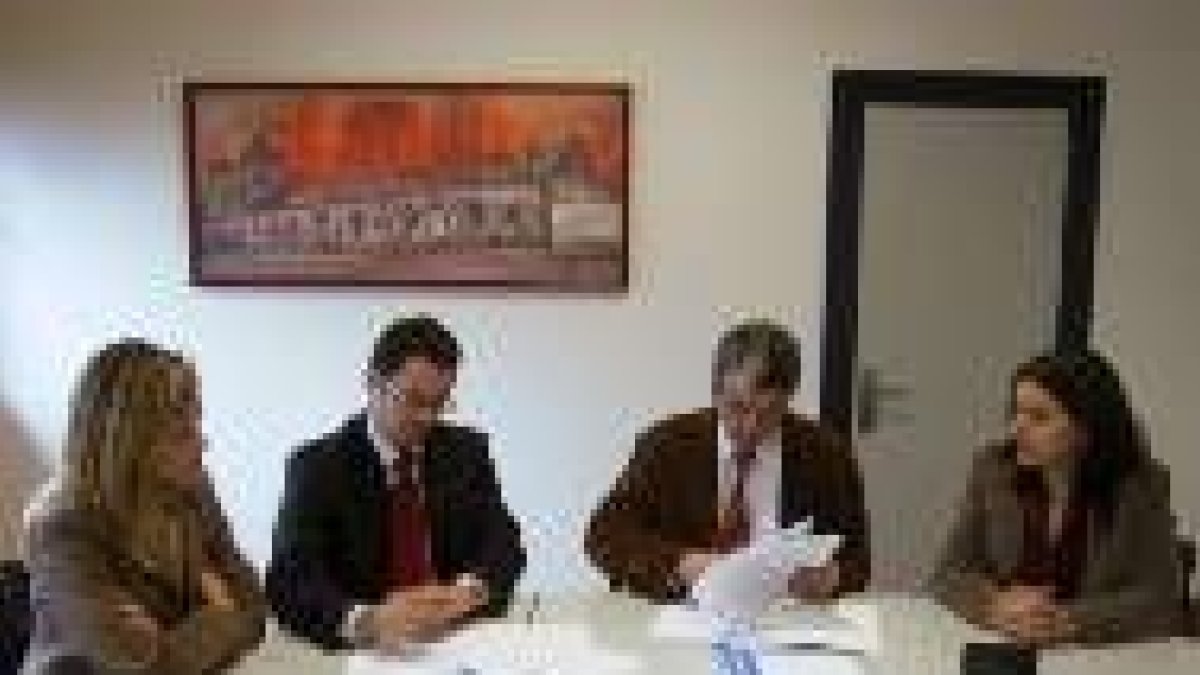 Un momento de la firma del convenio con Telemark