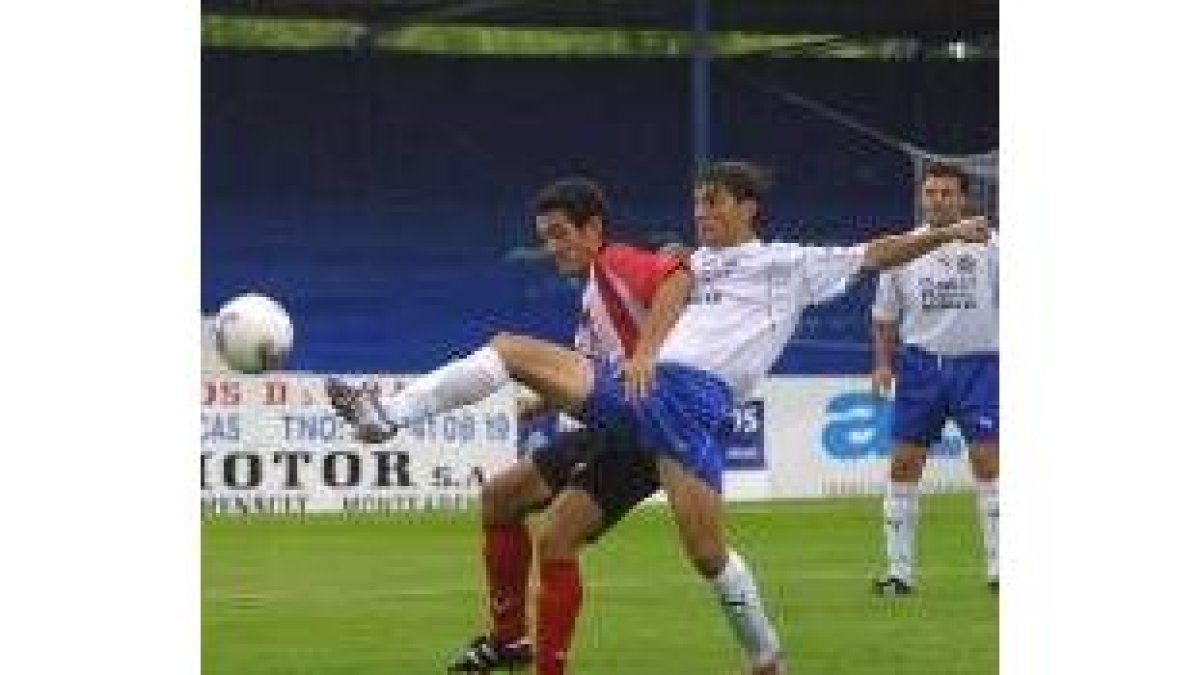 El ex jugador del Promesas Ricardo López Ferrer trata de llevarse el balón
