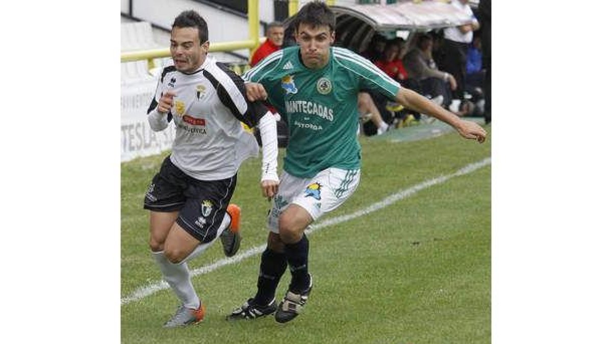Rubén (d) volverá a ser uno de los mediocentros astorganos.