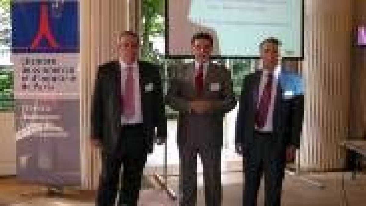 Miguel Alejo flanqueado por los subdelegados de León y Zamora