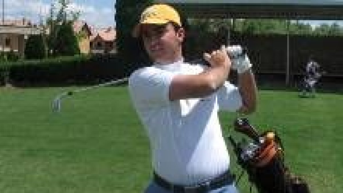 Jorge García durante su entrenamiento de ayer en las instalaciones del León Club de Golf