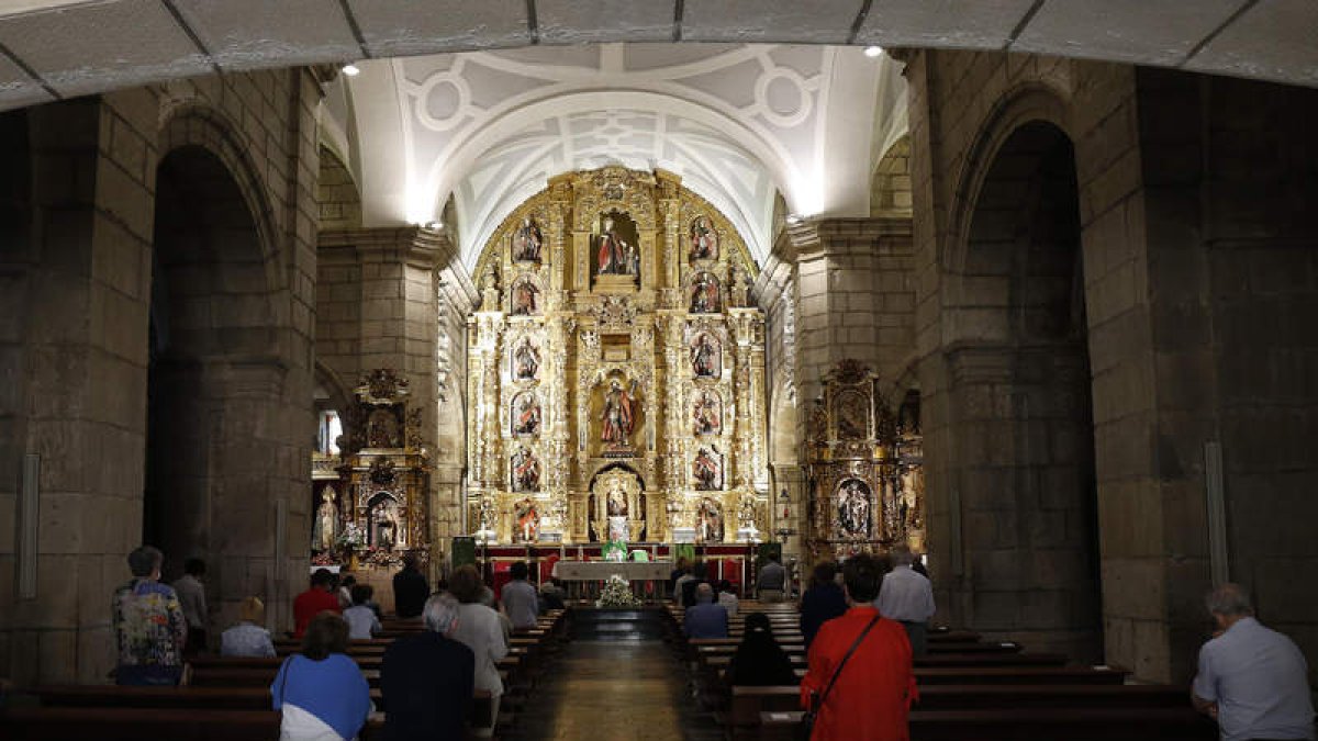 Oficio religioso en una parroquia leonesa. FERNANDO OTERO