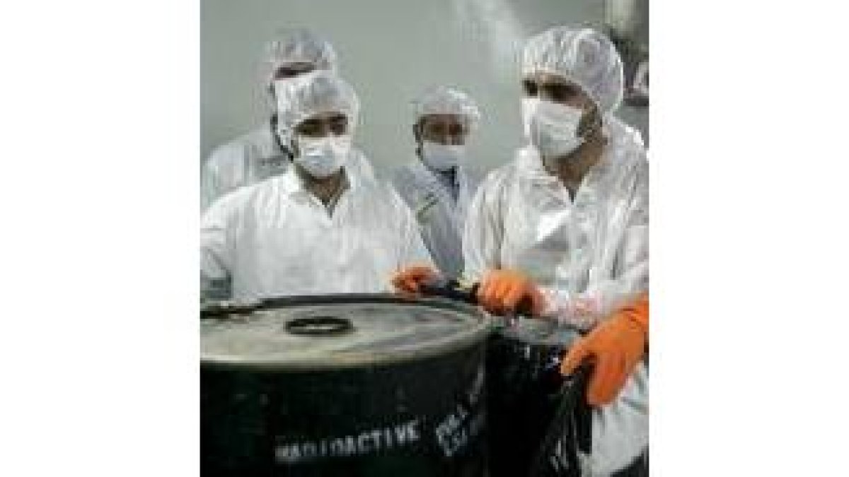 Expertos nucleares iraníes comprueban las instalaciones