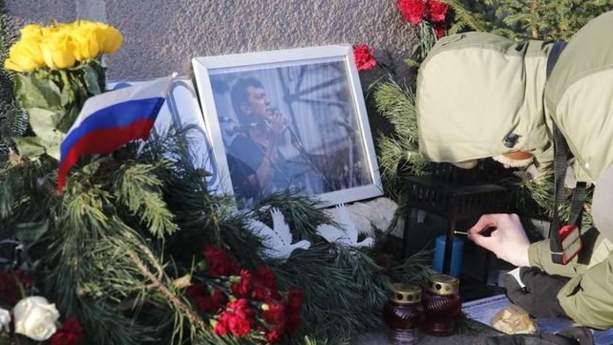 Un hombre enciende una vela en el lugar donde cayó abatido Nemtsov, en una imagen de archivo, el pasado 29 de diciembre.
