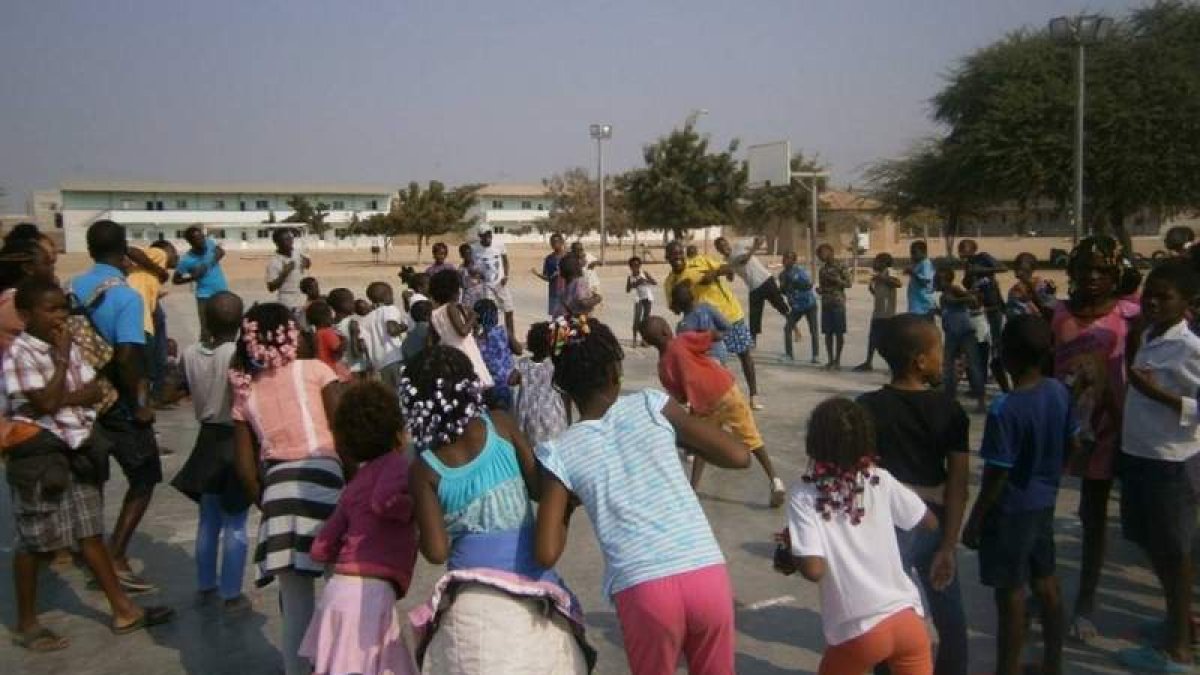 Distintos momentos de las actividades y encontros en el centro de Angola, con la voluntaria leonesa Laura Fernández colaborando con distintas actividades. DL