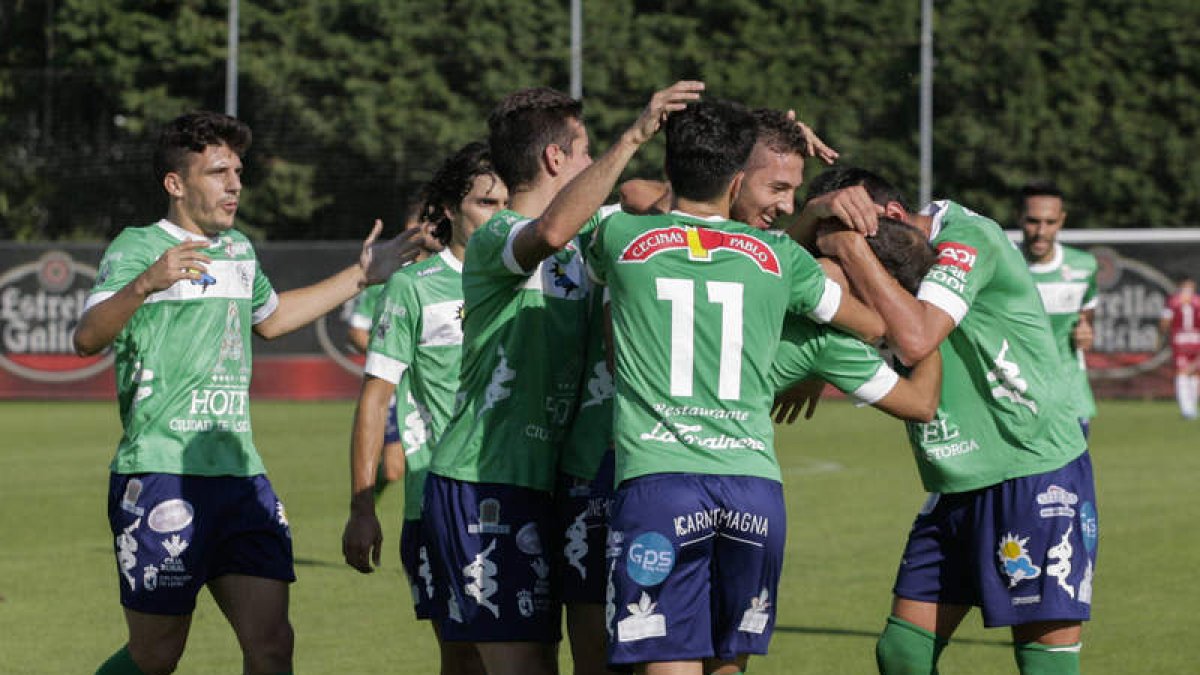 Los jugadores maragatos felicitan a Bandera tras marcar el gol que al final supuso la primera victoria de los astorganos.