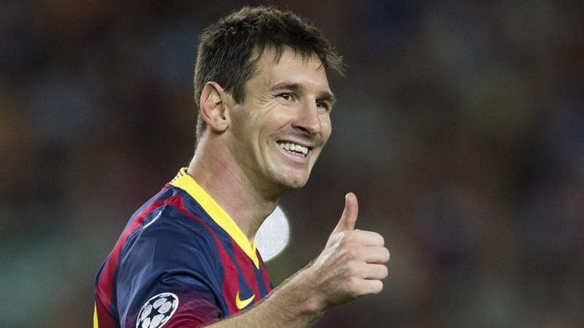 El argentino Leo Messi celebra con el pulgar hacia arriba uno de los tres goles que consiguió ayer.