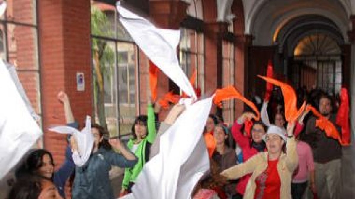 Los voluntarios en el flash move en el Seminario Mayor.