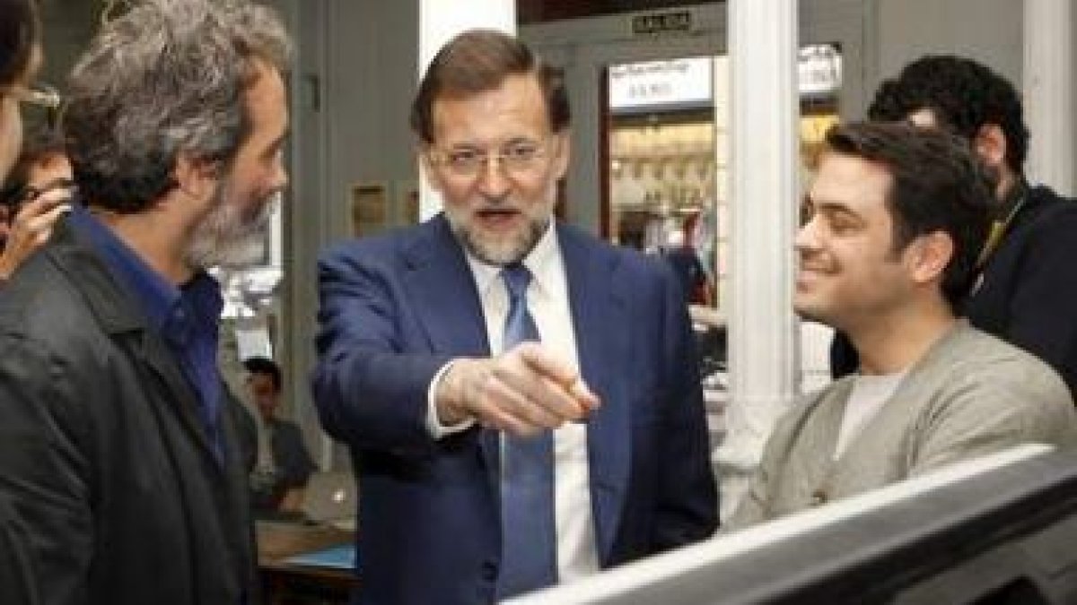 El líder del PP, Mariano Rajoy, a su llegada al acto con pequeños y medianos empresarios.