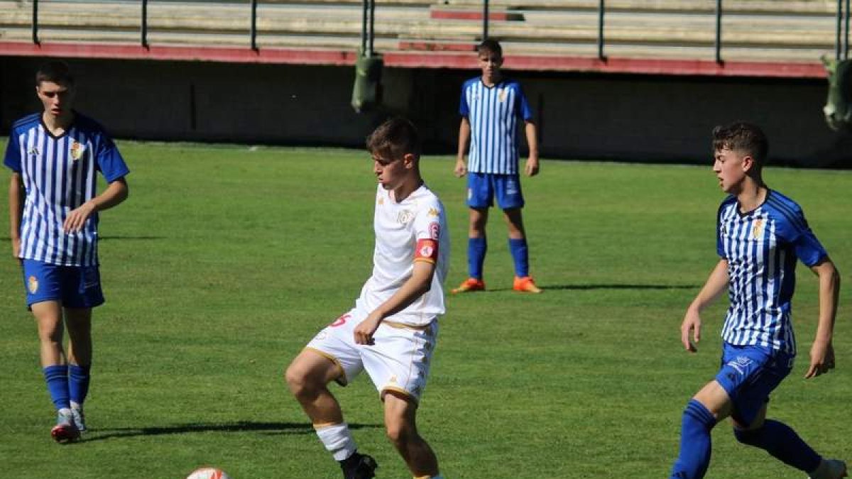 La SD Ponferradina se mantiene líder en la Nacional Juvenil por encima de la Cultural. FERNANDO OTERO