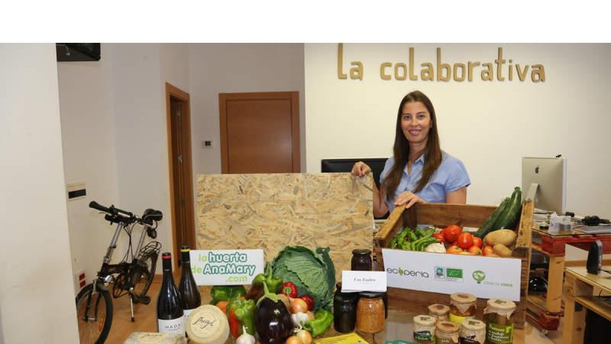 Natalia Castro Nicolás en la sede de La Colaborativa, donde se hará el mercado efímero de los sábados, con parte de los productos que están disponibles en La Colmena de León