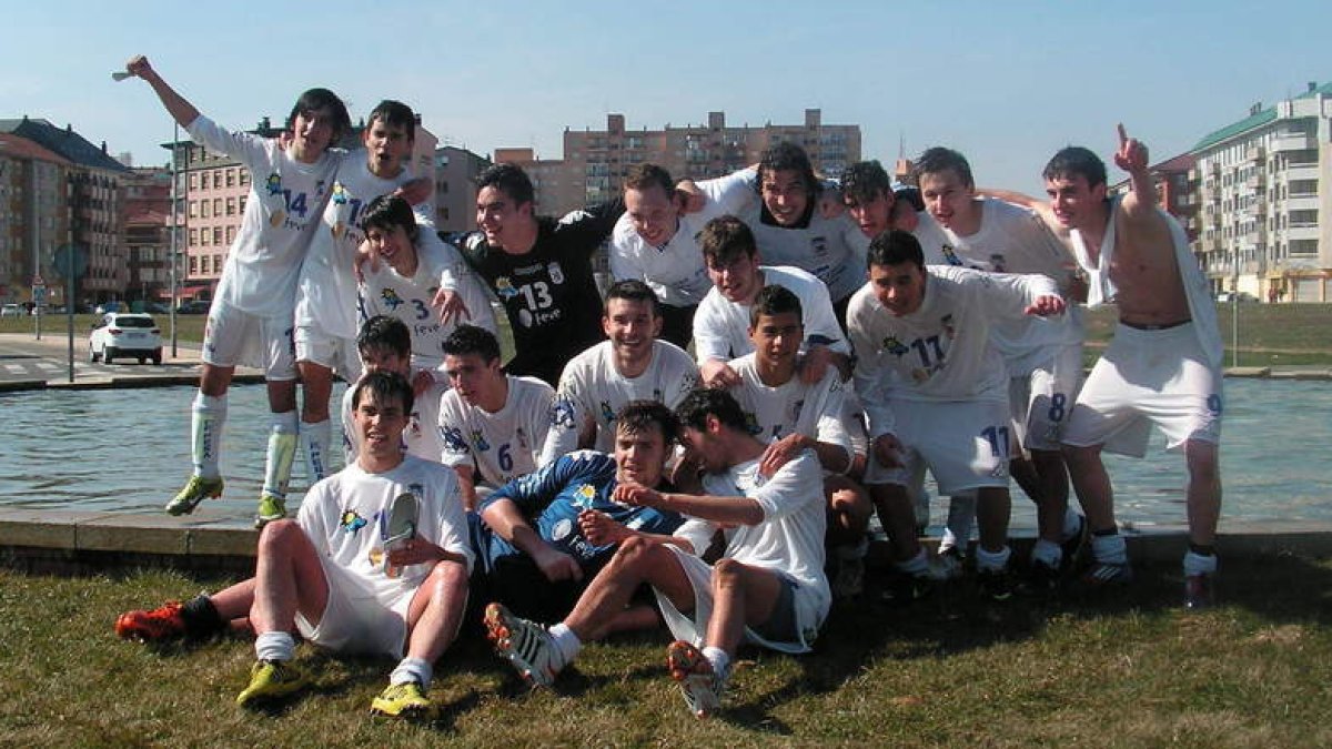 Los integrantes de la Peña B celebraron el título de campeón de Liga de la 1.ª Provincial Juvenil.