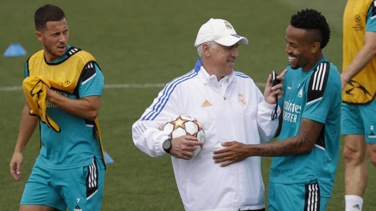El entrenador del Real Madrid Carlo Ancelotti (2d) y el defensa brasileño Éder Militao (d) durante el entrenamiento de este martes en la Ciudad Deportiva de Valdebebas de Madrid. JUAN CARLOS HIDALGO