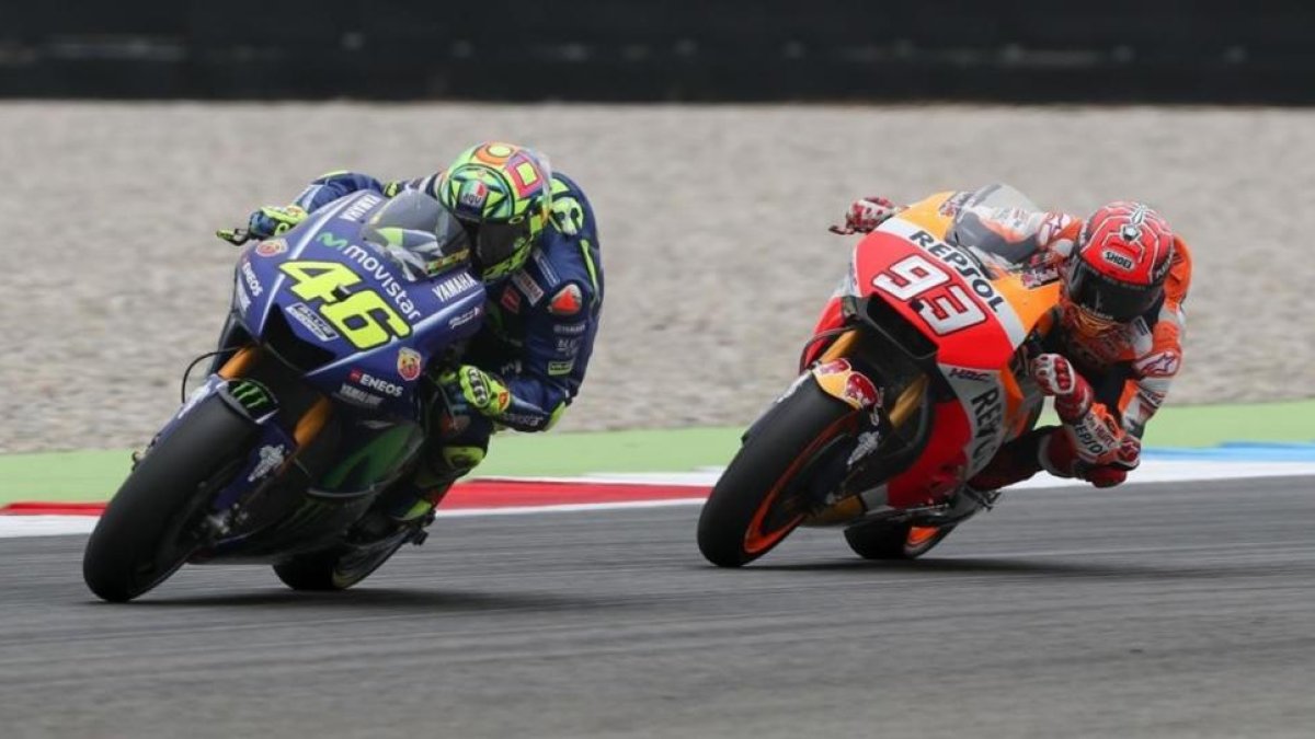 Marc Márquez, persiguiendo, fuera de su moto, a Valentino Rossi.