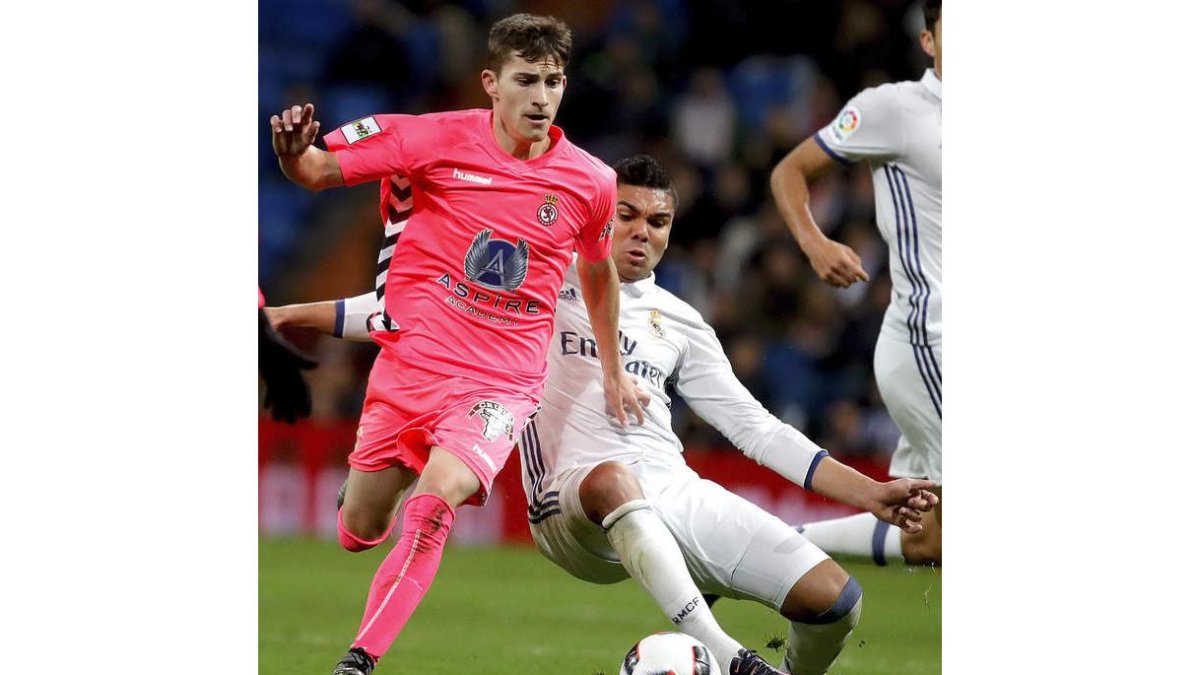 Toni Villa, con la elástica de la Cultural durante el partido de Copa del Rey ante el Madrid. JUANJO MARTÍN