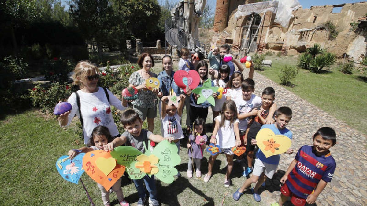 Los niños y niñas que veranean en Velilla de la Reina tienen este verano una cita con la creatividad de la mano de Angelina Fernández Díez. RAMIRO.
