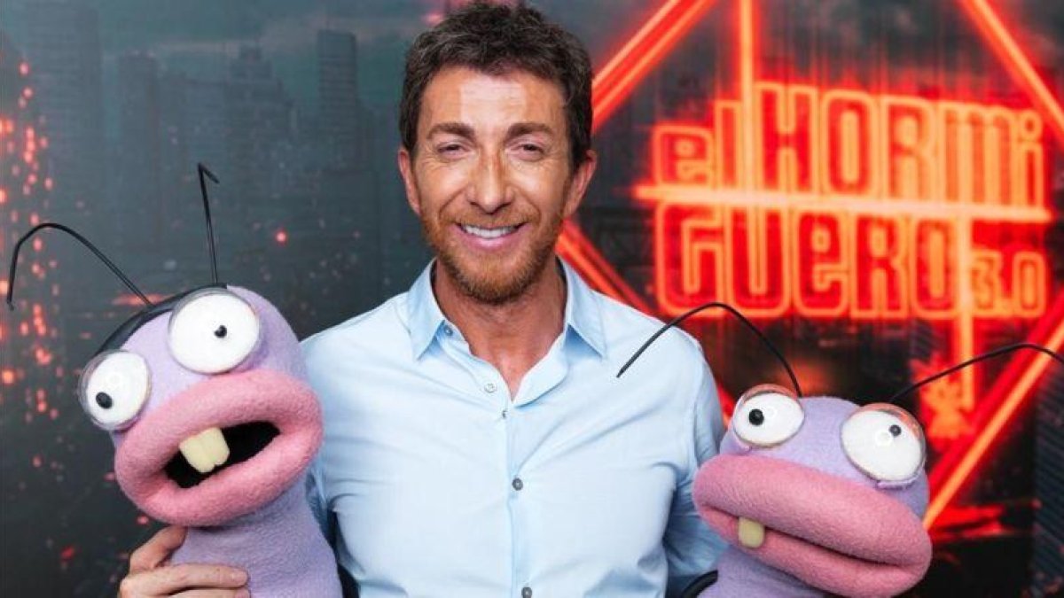Pablo Motos, con las hormigas Trancas yBarrancas, en el programa de Antena 3 'El hormiguero'.