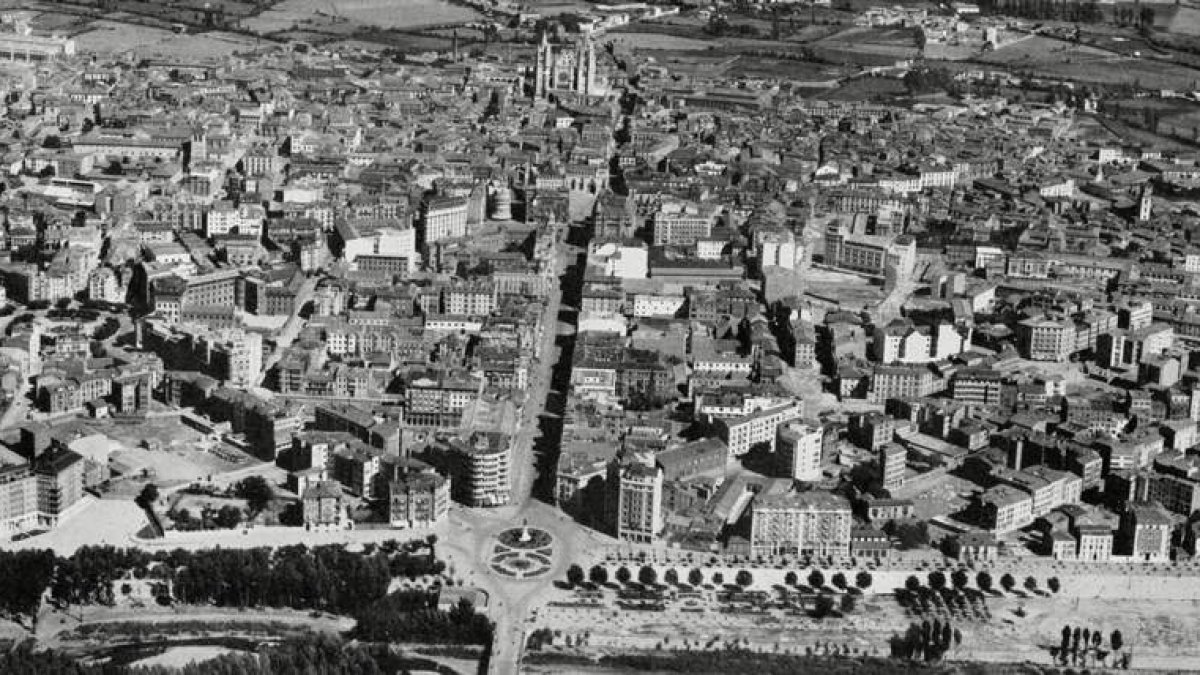 Panorámica de León en 1955, del libro ‘Un viejo León muy prestoso’, de Gregorio Castañón, donde se mantienen en pie todavía algunos chalés. ARCHIVO GREGORIO CASTAÑÓN