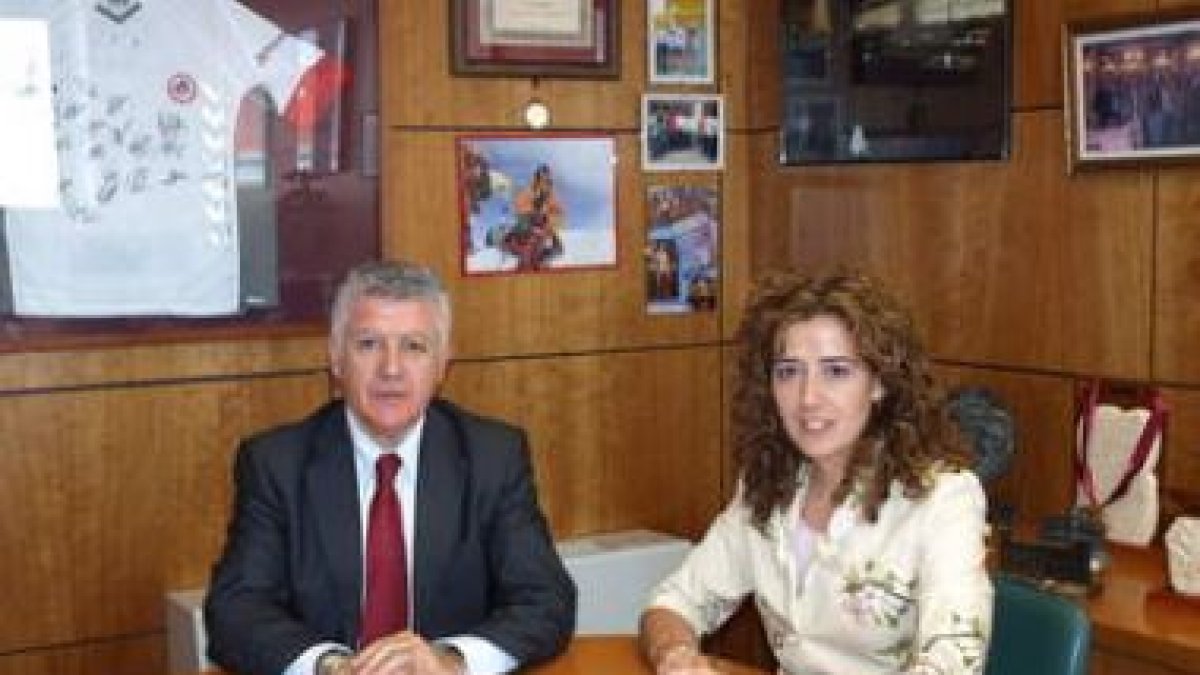 Jesús López reunido ayer con la concejala de Deportes.