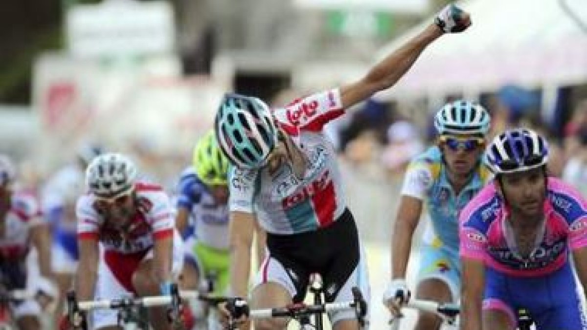 De Clerq celebra exhausto su triunfo en Montevergine por delante de Nibali, Scarponi y Contador.