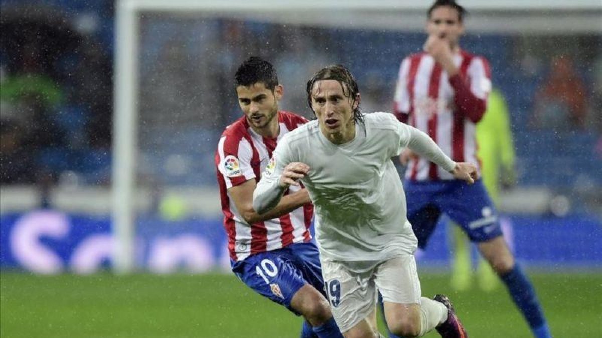 Luka Modric se va de Nacho Cases durante el partido contra el Sporting del sábado pasado en el Bernabéu.