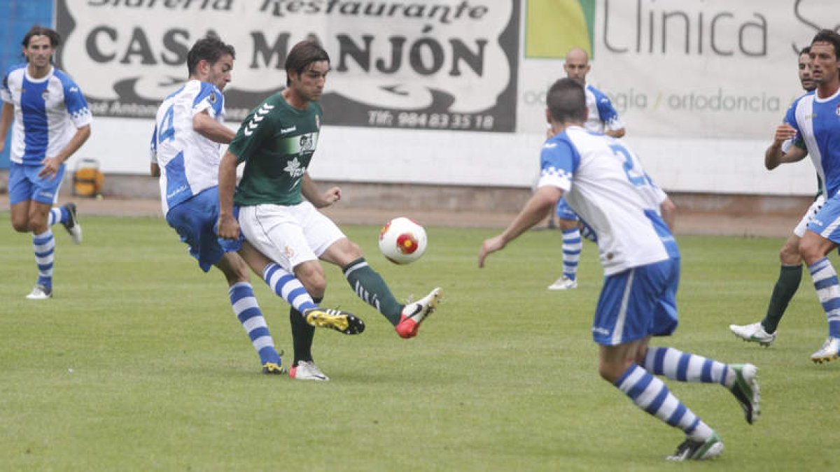 Juan Carlos Ortiz, con el balón en sus pies, estuvo muy marcado a lo largo del encuentro por parte de los rivales del Avilés.