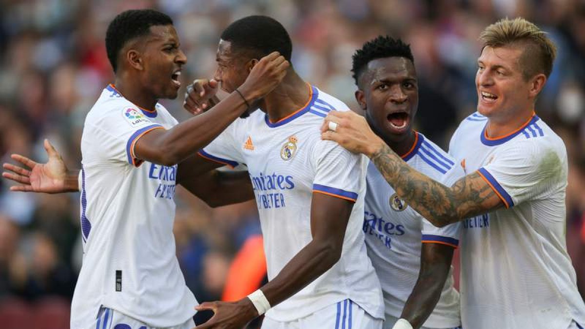 Alaba abrió el marcador del Clásico tras culminar una contra perfecta del Madrid con un disparo potente que Ter Stegen no pudo detener. ENRIC FONTCUBERTA
