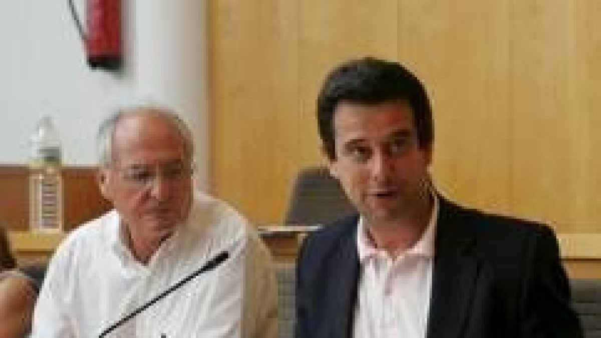 El viceportavoz de la UPL, Juan Manuel Arias, y el portavoz actual Luis Herrero, durante un pleno