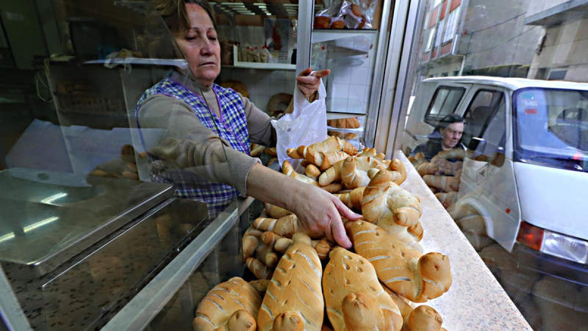 Las panaderías de la villa del Cúa llevan jornadas funcionando a pleno rendimiento