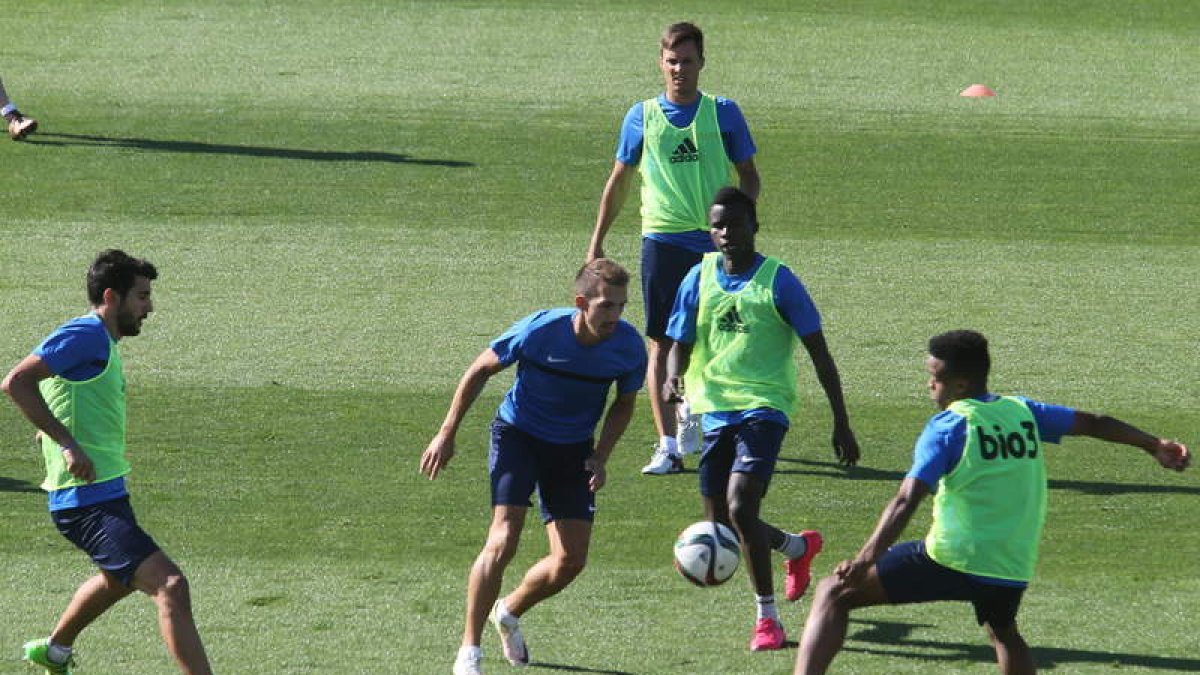 Los blanquiazules se presentan ante su afición en el partido ante el Real Oviedo. L. DE LA MATA