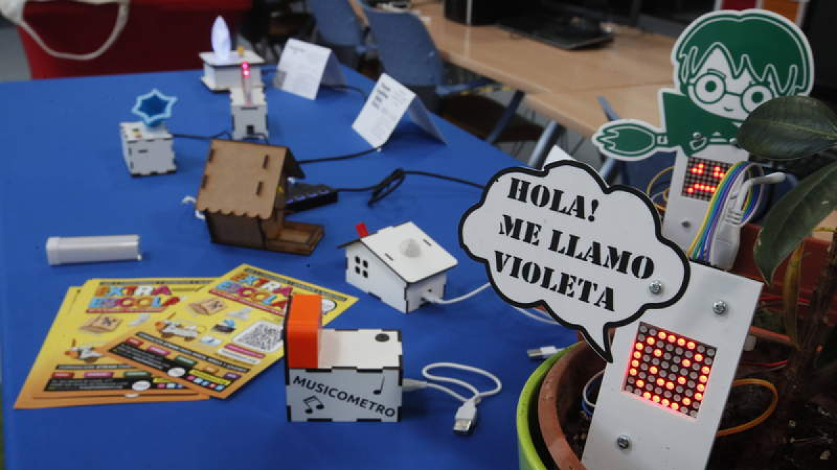 Prototipos tecnológicos que realizan los niños y niñas en Fab Lab. RAMIRO