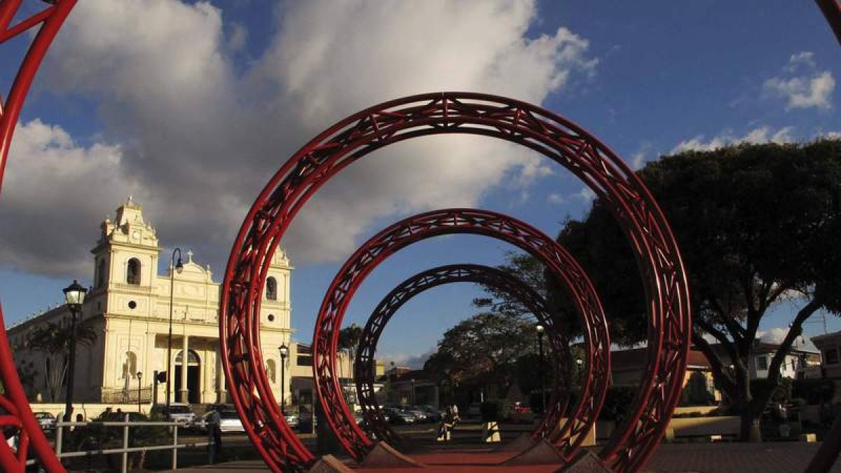 La plazoleta, remodelada, es hoy un espacio dedicado al arte frente a la iglesia de la Soledad.