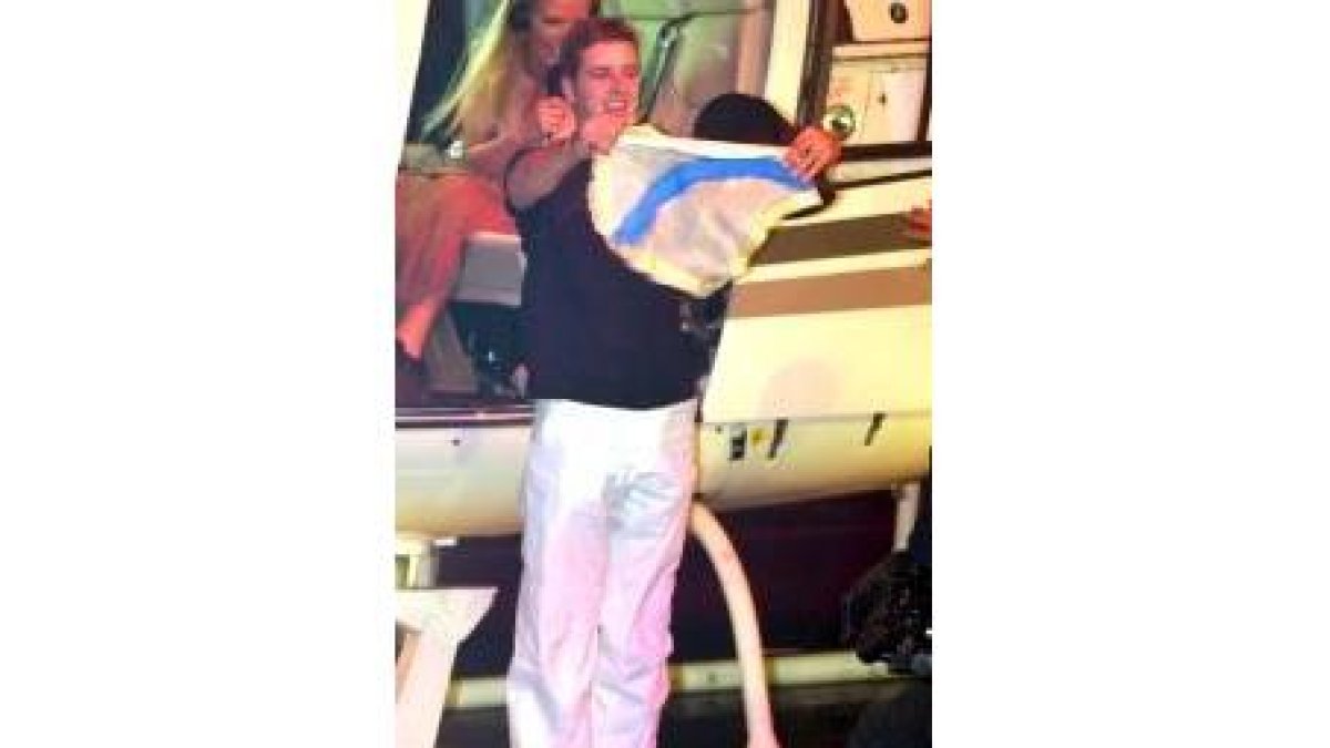 Javito alza la bandera gallega tras su triunfo en «Gran Hermano» 2002