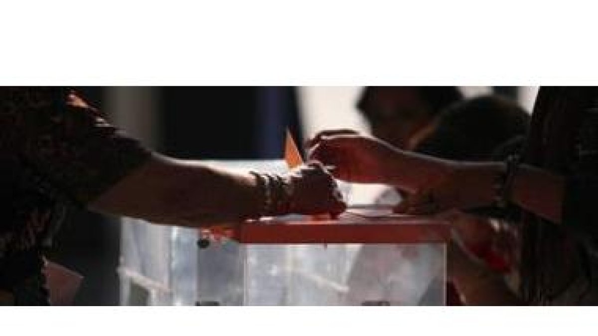 Las siglas pesaron mucho en las elecciones del pasado domingo que abrieron una grave crisis en el PS
