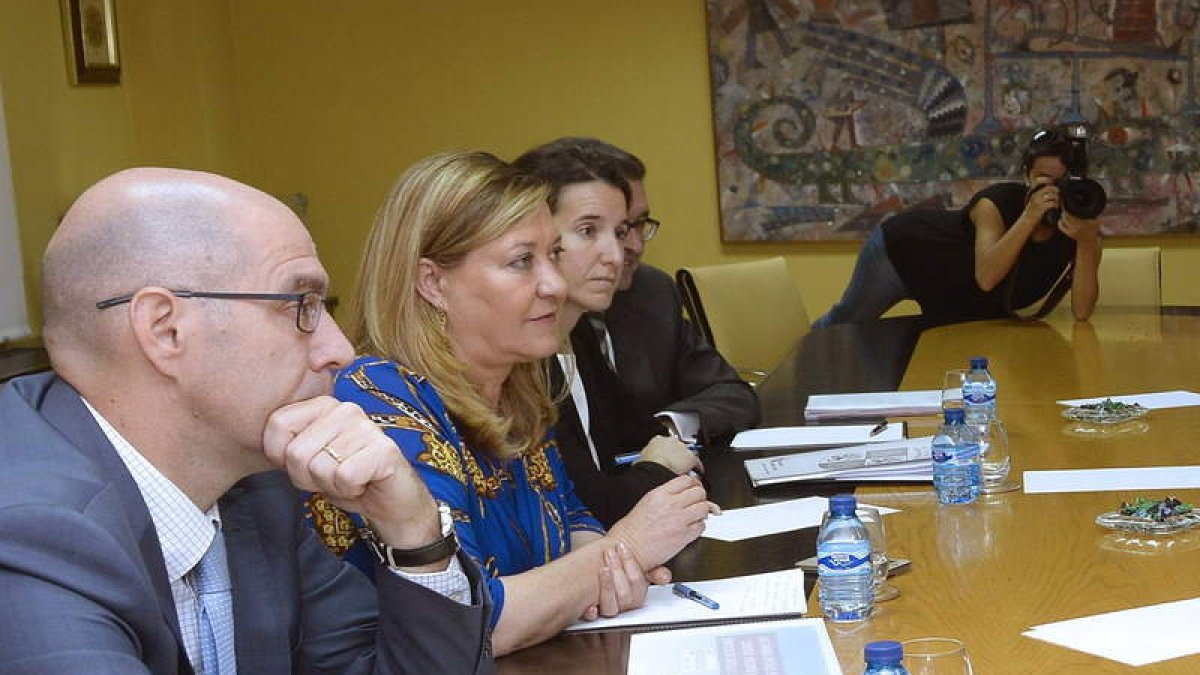La consejera de Economía y Hacienda, ayer, antes del inicio de la reunión con las Cámaras.