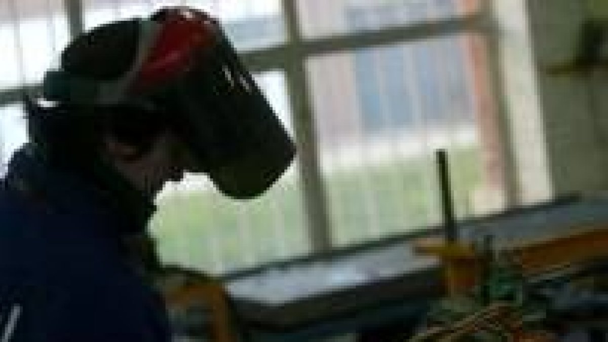 Una mujer practica con el soplete en el curso de soldadura ofrecido por el Equal de León en el 2002