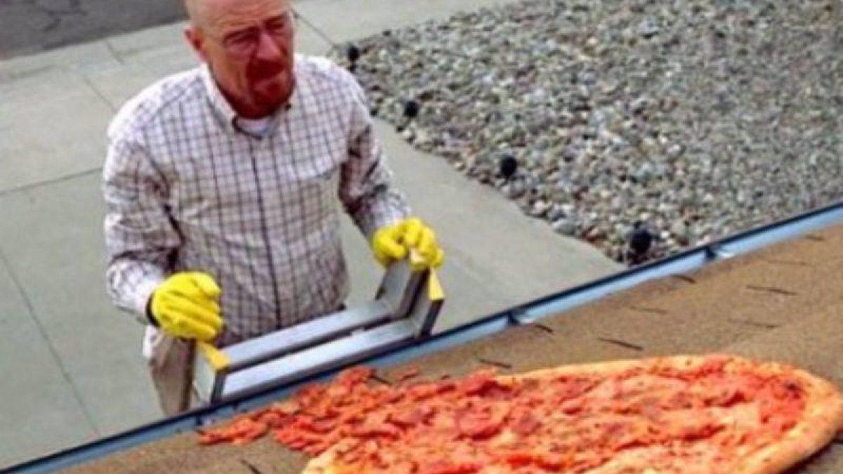 Walter White recoge la pizza sobre el tejado, durante el capítulo A Horse With No Name (Caballo sin nombre) de la tercera temporada.