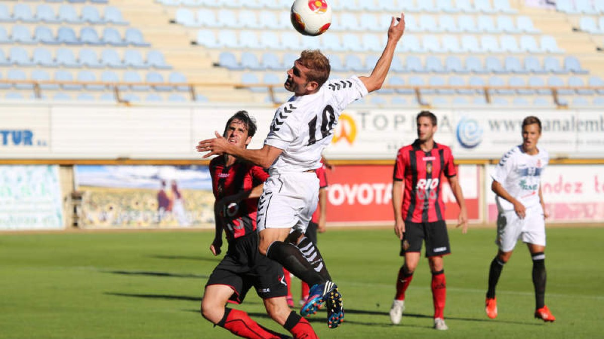 Diego Torres busca estrenar esta tarde ante el Racing de Santander su casillero goleador con la elástica blanca.