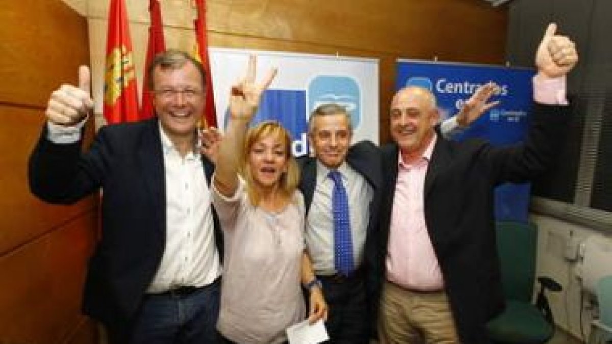 Antonio Silván, Isabel Carrasco, Emilio Gutiérrez y Gregorio Chamorro celebran la victoria del PP
