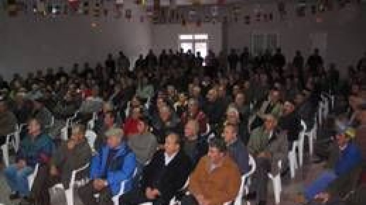 Cerca de 300 propietarios acudieron el jueves a Pobladura de Pelayo García