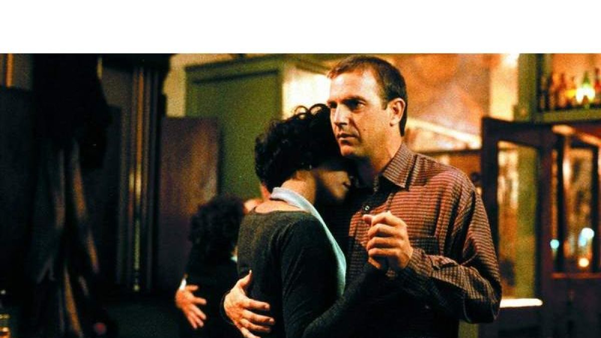 Whitney Houston y Kevin Costner bailando en una escena de la famosa película ’El guardaespaldas’.