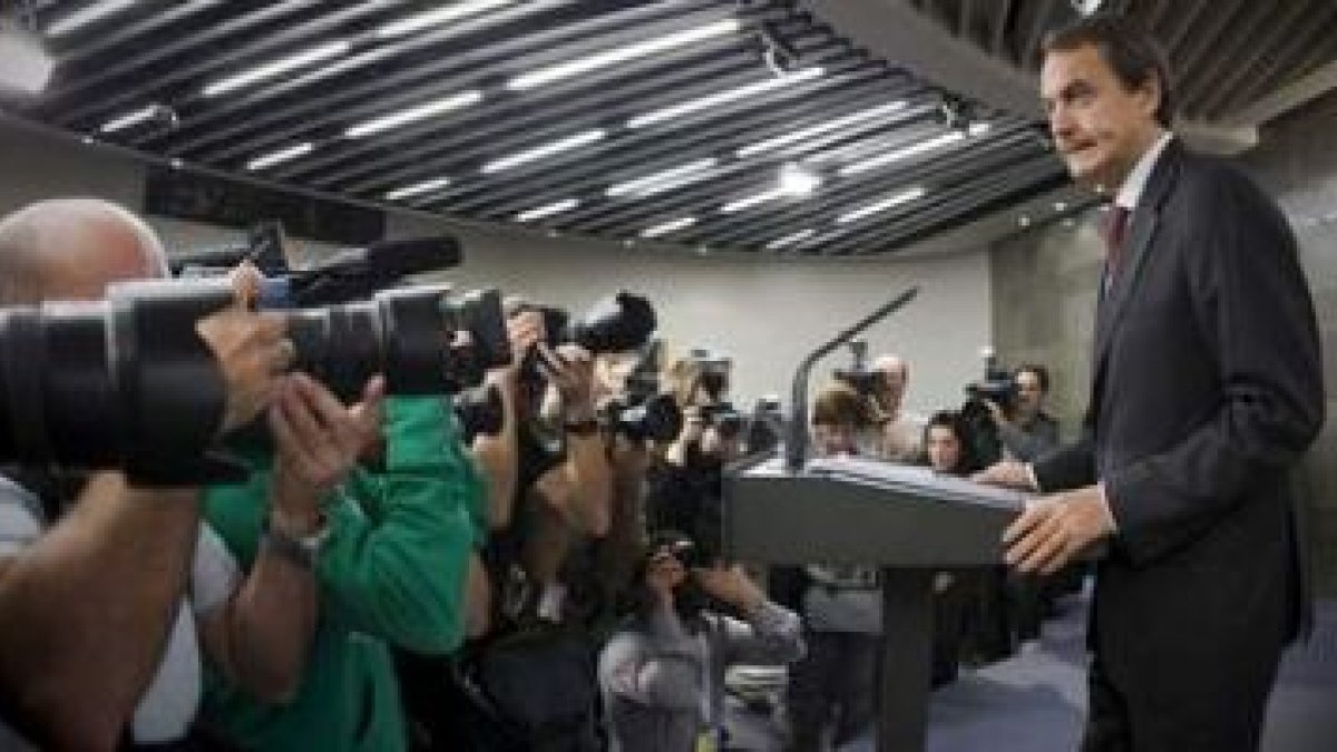 José Luis Rodríguez Zapatero comparece en rueda de prensa para anunciar los cambios en el Gobierno.