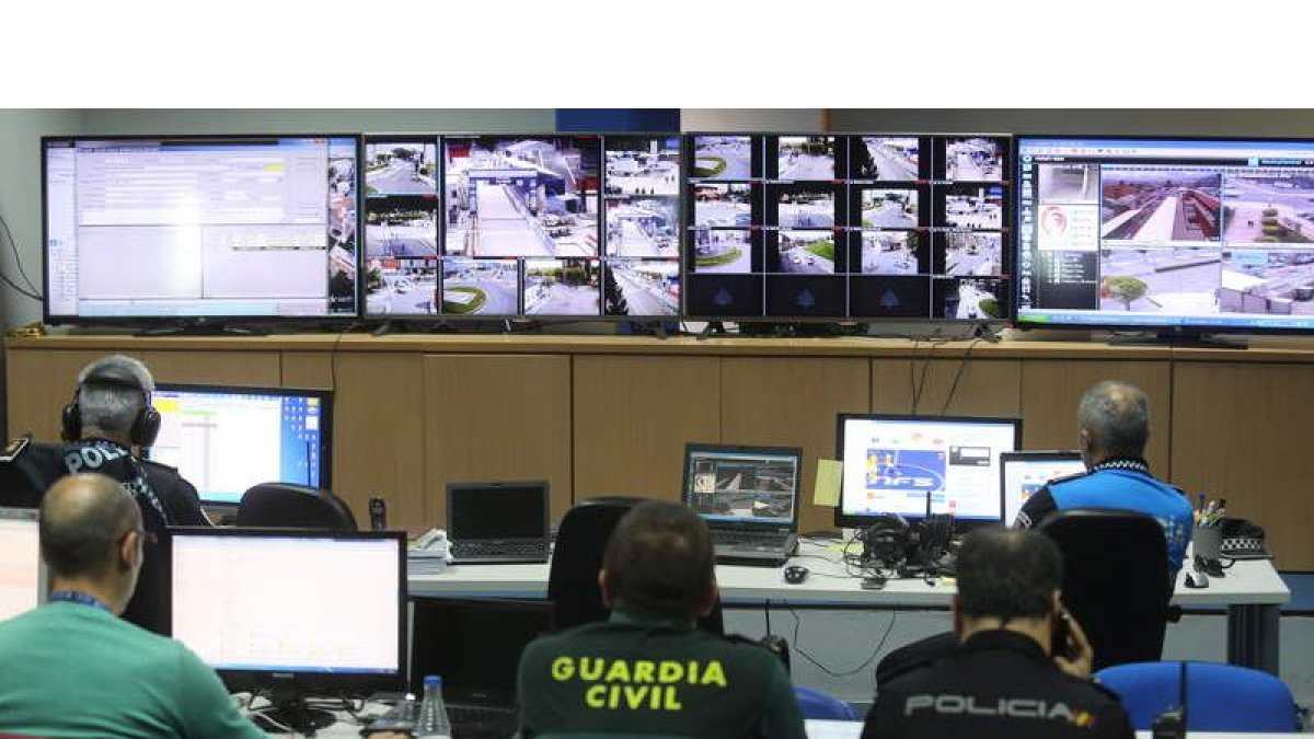 En el centro de coordinación de El Toralín, los efectivos de la Policía Nacional, Municipal, Guardia Civil y Bomberos aúnan sus esfuerzos para reaccionar en el menor tiempo posible a las incidencias.