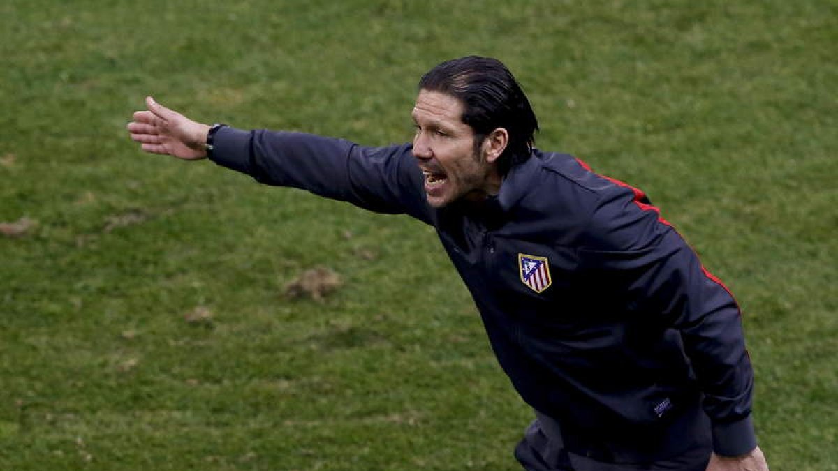 Simeone dando instrucciones a sus jugadores durante un entrenamiento.